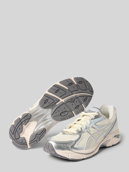 Produktfoto, Sneaker mit Label-Detail von ASICS TIGER im Material-Mix, helle Töne mit strukturierter Sohle, abgerundete Passform, Kontext: Damen Sneaker mit Schnürverschluss, Absatzhöhe 4 cm, Schafthöhe 8 cm, Schaftweite 8 cm.