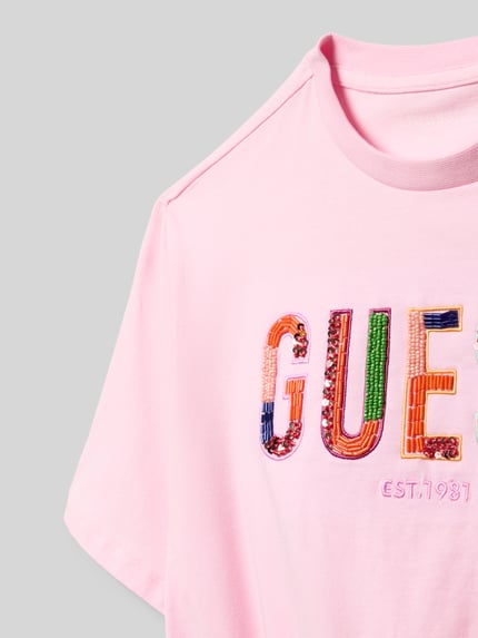 Produktfoto, Oversized T-Shirt mit Pailletten- und Perlenbesatz von Guess, różowy dziecięcy t-shirt z mieszanki bawełny z dodatkiem streczu, krój oversized, okrągły dekolt, wyhaftowane logo, cekinowe i perłowe obszycie, długość tyłu w rozmiarze 140: 43 cm