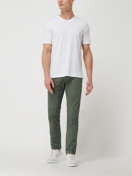 Männermodel draagt T-Shirt met Label-Stitching van Fynch-Hatton, wit, regular fit, katoenen stof, V-hals, voorkant volledig zichtbaar, Ganzkörperansicht von vorne.