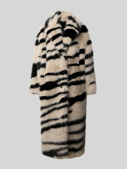 Produktfoto, Mantel aus Kunstfell im Allover-Look von Beaumont Amsterdam in Beige und Schwarz mit Streifenmuster, flauschige Oberfläche, locker geschnitten, Reverskragen, Knopfverschluss, Rückenlänge 132 cm, Schulterbreite 57 cm, Brustweite 56 cm, Ärmellänge 53 cm