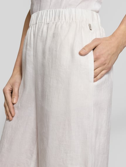 Vrouwenmodel draagt Wide Leg Leinenhose met elastischem Bund Modell 'MOSSI' van ECOALF, zuiver linnen, comfortband, detailopname heup.