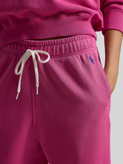 Frauenmodel trägt Comfort Fit Sweatpants aus reiner Baumwolle von Polo Ralph Lauren in Pink mit Logo-Stitching, Nahaufnahme Oberkörper.