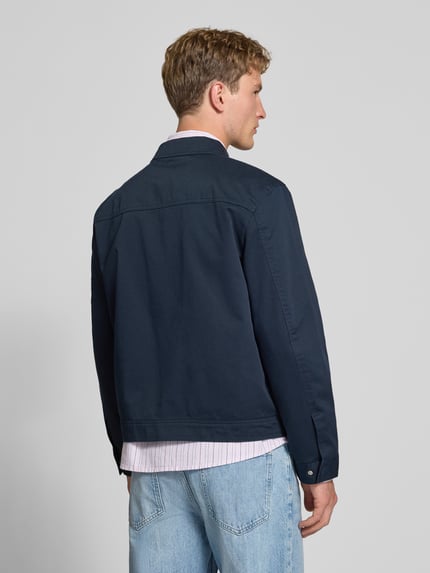 Männermodel trägt Regular Fit Jacke aus Baumwoll-Mix von REVIEW, Dunkelblau, strukturierte Oberfläche, Rückenansicht, Ganzkörperansicht Rückansicht. Herren Jacke, Umlegekragen, Logo-Stitching, Reißverschluss, Rückenlänge 66 cm, Schulterbreite 49 cm, Brustweite 56 cm, Ärmellänge 64 cm.