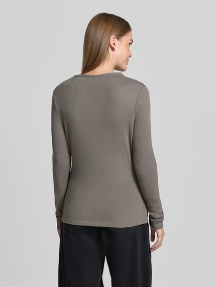 Frauenmodel trägt Langarmshirt Modell 'Sosemin' mit Struktur-Oberfläche von OPUS in Unifarbe, Rundhals, Jersey-Material, Ganzkörperansicht Rückansicht.