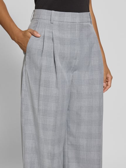 Frauenmodel trägt graue Weite Hose mit Viskose-Anteil von Jake*s aus der Jake*s Collection mit feinem Karomuster, Nahaufnahme Oberkörper.