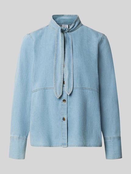 Produktfoto, Regular Fit Hemdbluse aus reiner Baumwolle in Denim-Optik von Emily Van den Bergh, dezentes Hellblau, Stehkragen, sichtbare Knopfleiste, langärmeliges Design, sanfte Textur, Größe 36: Rückenlänge 61 cm, Ärmellänge 58 cm