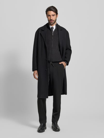 Mannenmodel draagt Strickjacke mit Reißverschluss van Polo Ralph Lauren in zwart, regular fit, katoen, geribde boorden, opgestikte zakken, logostiksel, opstaande kraag, rits, voorkant volledig zichtbaar, lichaamslengte maat M 70 cm, mouwlengte maat M 65 cm, full body vooraanzicht.