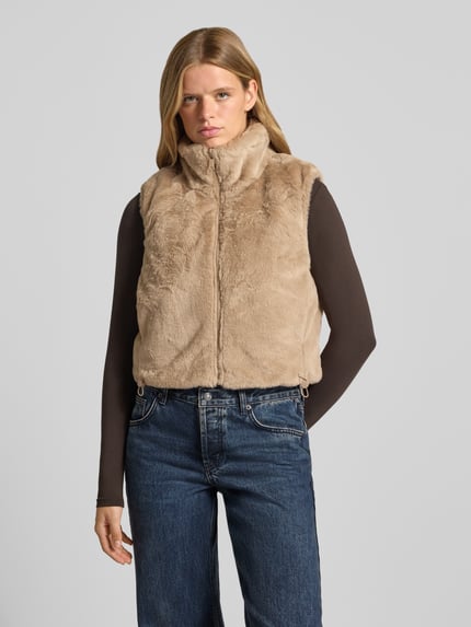 Vrouwenmodel draagt beige Regular Fit bodywarmer met wendbare functie model 'DANA' van ONLY, Dames, vooraanzicht bovenlichaam