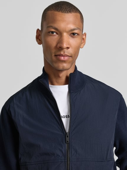 Männermodel trägt Regular Fit Strickjacke aus Baumwoll-Mix Modell 'Kobello' von BOSS Orange, dunkelblau, Nahaufnahme Oberkörper, Herren Strickjacke