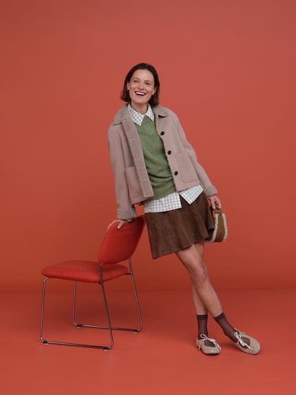 Frauenmodel trägt Regular Fit Blouson in Cord-Optik von Marc O'Polo, braune und grüne Farbtöne, Damen Bomberjacke, Ganzkörperansicht von vorne.