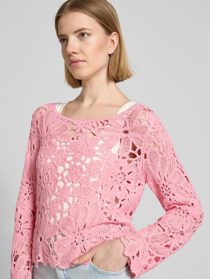 Frauenmodel trägt Strickshirt mit Häkelspitze Modell 'Cornelly' von monari, rosa, Baumwoll-Mix, Gerader-Schnitt, Rundhalsausschnitt, Nahaufnahme Oberkörper.