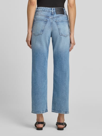 Frauenmodel trägt Straight Fit Jeans aus Baumwoll-Mix Modell ''' von HUGO, hellblaue Jeans-Optik, Damen Straight Fit Jeans von HUGO, Ganzkörperansicht Rückansicht.