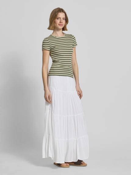 Vrouwenmodel draagt T-Shirt met Rundhalsausschnitt van REVIEW in groen-witte strepen, aansluitende fit, fijne rib, katoen-elastaanmix, ruglengte maat S 52 cm, geheellichaamsaanzicht van voren