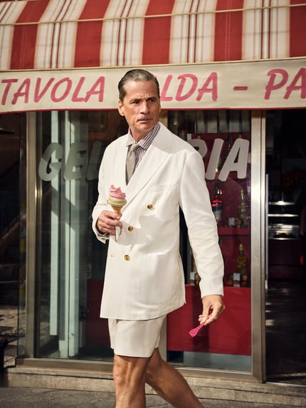 Männermodel trägt Tapered Fit Shorts aus reinem Leinen Modell 'PERIN' von BOSS, Optik: Unifarben, Materialverarbeitung: Twill, Ganzkörperansicht von vorne.