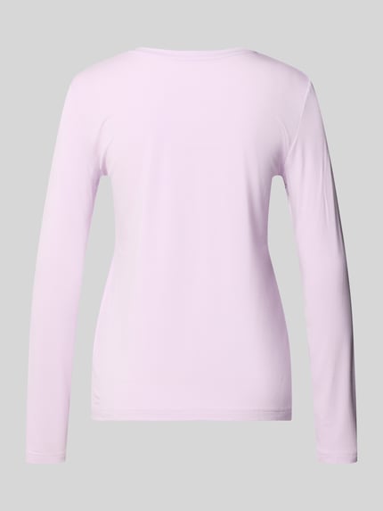 Frauenmodel trägt Pyjama-Oberteil aus Modal-Elasthan-Mix mit Rundhalsausschnitt von SCHIESSER in zartem Flieder, glatte Oberfläche, Ganzkörperansicht Rückansicht.