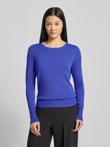 Vrouwenmodel draagt Strickpullover met geribde boorden van Christian Berg Woman, viscosemix, slim fit, blauw, voorkant bovenlichaam close-up.