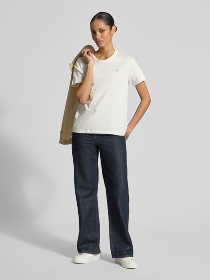 Vrouwenmodel draagt Regular Fit T-shirt uit puur katoen van s.Oliver RED LABEL, look: effen kleuren, pasvorm: regular fit, applicatie: borduursel, ronde hals, mouwvorm: korte mouw, materiaal: puur katoen, geheel van voren bekeken.