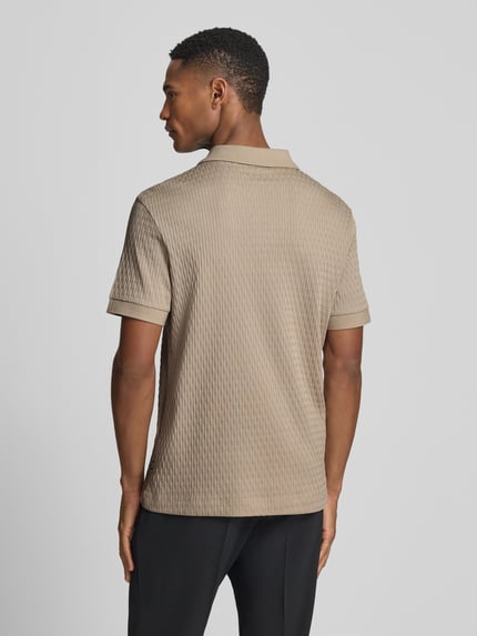 Männermodel trägt Regular Fit Poloshirt mit V-Ausschnitt Modell 'Rauljose' von JOOP! Collection, Strukturmuster, Reine Baumwolle, Ganzkörperansicht Rückansicht.