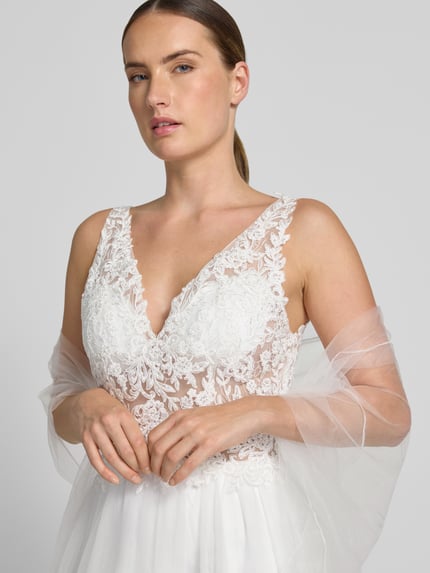 Vrouwenmodel draagt avondjurk met Stitchings en diepe v-hals van Mascara, tule, a-lijn, maxi-jurk, borstwijdte maat 36: 39 cm, ruglengte 155 cm, Nahaufnahme Oberkörper.