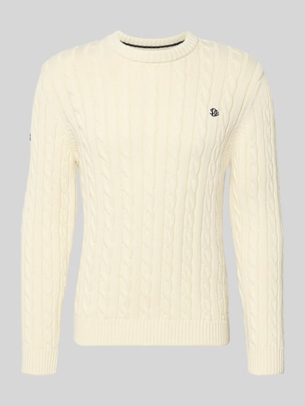 Produktfoto, cremefarbener Slim Fit Pullover in Strick-Optik von Superdry aus reiner Baumwolle mit Rundhalsausschnitt und Logo-Stitching.