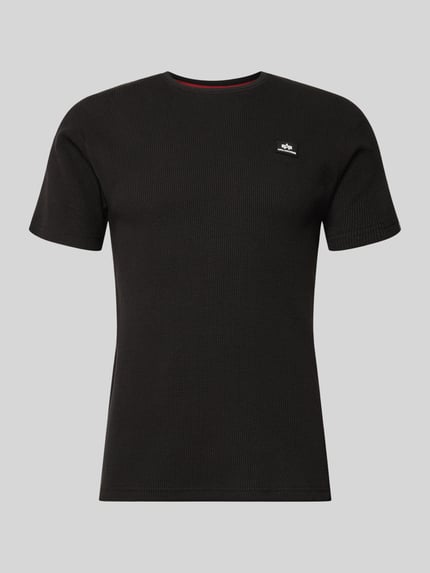 Produktfoto, schwarzes Herren T-Shirt mit Label-Patch von Alpha Industries aus Reine Baumwolle, körpernahe Passform, Rundhalsausschnitt