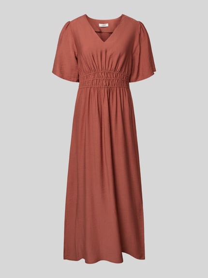 Produktfoto, Maxikleid aus Viskose-Mix mit V-Ausschnitt Modell 'Iggy' von B.Young, taliowana forma, półrękaw, marszczenia, długość 131 cm, szerokość w rozmiarze 36: 34 cm, długość rękawa 31 cm