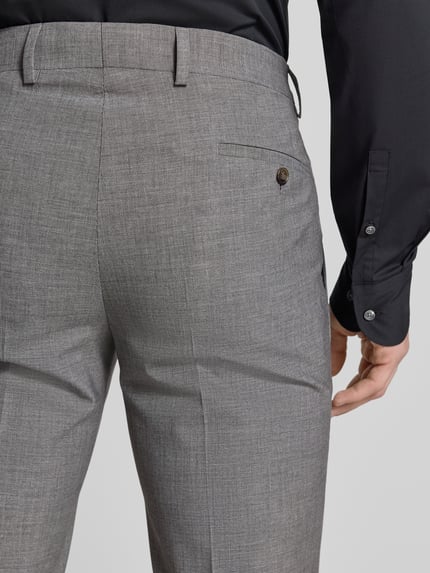 Männermodel trägt Regular Fit Anzugjacke mit Viskose-Anteil von HECHTER PARIS, grauer Stoff, feine Struktur, Detailaufnahme Rückansicht. Herren Anzugjacke, elastischer Material-Mix, Reverskragen, Brusttasche, Doppelknopfleiste, Bundweite 44 cm.