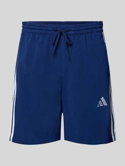 Produktfoto, Regular Fit Sport-Shorts mit elastischem Bund von adidas Sportswear in Dunkelblau, weiße Kontraststreifen, elastischer Bund, seitliche Eingrifftaschen