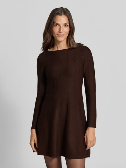 Frauenmodel trägt Strickkleid mit Rundhalsausschnitt Modell 'VALUNI' von VILA, braune A-Linie, glatte Textur, Nahaufnahme Oberkörper. LENZING™ ECOVERO™ Fasern-Mix, Minikleid, 85 cm Rückenlänge, 36 cm Brustweite, 58 cm Ärmellänge.