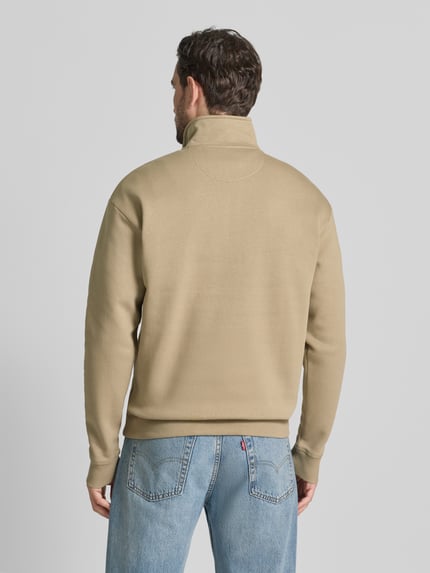 Mannelijk model draagt Sweatshirt met Stehkragen van MCNEAL in beige katoenmix, losse pasvorm, geribde boorden, rugaanzicht, Ganzkörperansicht Rückansicht.