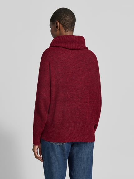Frauenmodel trägt Relaxed Fit Strickpullover mit Rollkragen Modell 'IHKAMARA' von ICHI, weinrot, Strukturmix, Rückenansicht, Ganzkörperansicht Rückansicht. Damen Strickpullover aus Material-Mix mit Alpaka-Anteil, elastische Abschlüsse, Rückenlänge bei Größe S 63 cm, Ärmellänge 72 cm.