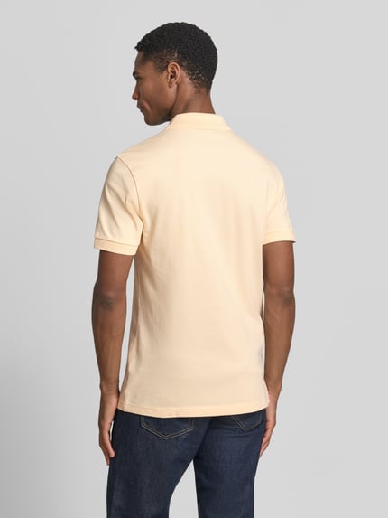 Męski model nosi Slim Fit Poloshirt aus Baumwoll-Mix Modell 'PASSENGER' von BOSS Orange, efekt: jednolity kolor, krój slim fit, naszywka z logo, kołnierzyk polo, zapięcie na 2 guziki, krótki rękaw, mieszanka bawełny, Ganzkörperansicht Rückansicht.