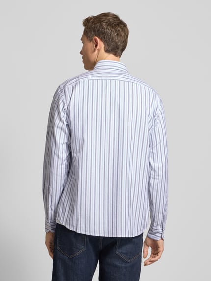Männermodel trägt Slim Fit Freizeithemd aus Baumwoll-Mix Modell 'RICOPLUS_M' von BOSS Orange, weiß-blau gestreift, Ganzkörperansicht Rückansicht
