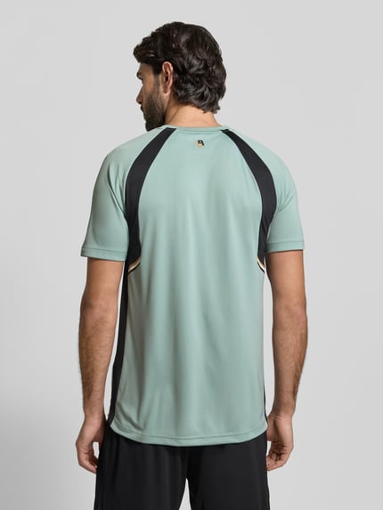 Männermodel trägt Slim Fit T-Shirt mit Label Print Modell 'TOP SPIN CB' von BOSS Green in Unifarbe, Rundhals, kurzarm, Ganzkörperansicht Rückansicht.