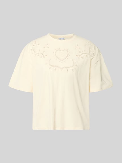 Produktfoto, T-Shirt mit Lochstickerei und Rundhalsausschnitt von Jake*s Casual z jasnej bawełny, krój regular fit, haft angielski, okrągły dekolt, długość tyłu w rozmiarze S: 50 cm