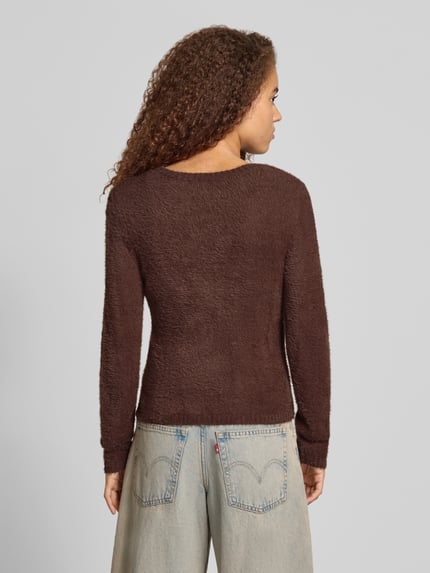 Frauenmodel trägt Regular Fit Pullover mit Strukturstrick von ONLY, unifarben, Strukturmuster, Rundhals, langarm, Strick, Ganzkörperansicht Rückansicht.