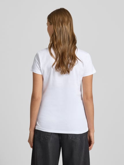 Frauenmodel trägt T-Shirt mit Label-Print und Ziersteinbesatz von Liu Jo White, reine Baumwolle, Regular-Fit, Rückenlänge 62 cm, Ganzkörperansicht Rückansicht