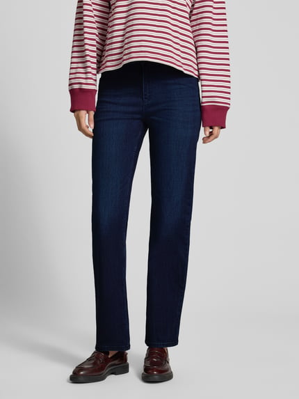 Frauenmodel trägt Straight Fit Jeans aus Viskose mit Eingrifftaschen von Christian Berg Woman, dunkelblau, glatte Textur, Nahaufnahme Oberkörper. Reine Viskose, Knopf- und Reißverschluss, Bundweite 38 cm, Innenbeinlänge 78 cm.