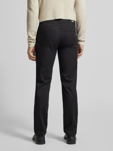 Männermodel trägt Slim Fit Stoffhose mit Lyocell-Anteil Modell 'Cadiz' von BRAX in Schwarz, 5-Pocket-Design, Ganzkörperansicht Rückansicht. Baumwoll-Lyocell-Mix mit Knopf-Reißverschluss, Bundweite 107 cm, Innenbeinlänge 81 cm bei Größe 32/32.