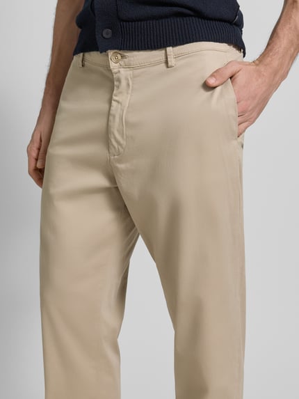 Mężczyzna nosi beżowe spodnie Chino mit Eingrifftaschen Modell 'PEPE' od Casual Friday, krój regular fit, z przodu, zbliżenie na biodra.