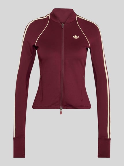 Produktfoto, bordeauxrote Slim Fit Trainingsjacke mit Logo-Detail von adidas, cremefarbene Streifen, glatte Textur, adidas Training