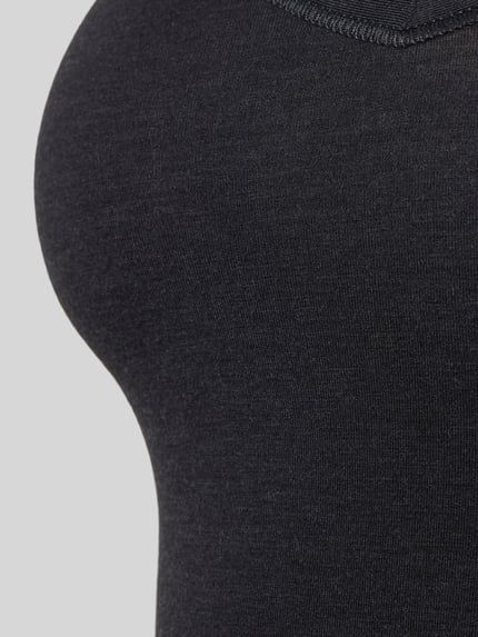 Vrouwenmodel draagt Trägertop met U-hals van Schiesser, viscosemix met stretch, nauwsluitend model, spaghettibandjes, detailopname.