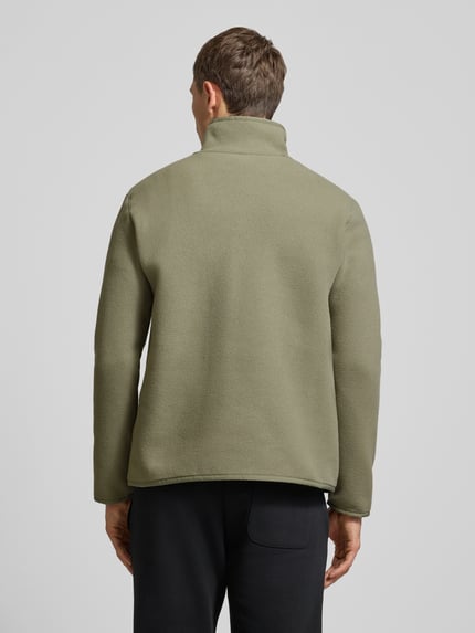 Męski model nosi Sweatshirt mit Label-Print od Cotopaxi w kolorze oliwkowym, krój luźny, widok całej sylwetki z tyłu.