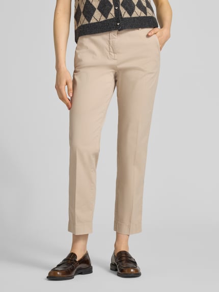 Vrouwenmodel draagt Hose mit Gesäßtaschen Modell 'KIANA' van Cambio, beige katoen-elastaanmix, verkorte fit, vijf zakken, voorkant volledig zichtbaar, context: damesbroek, taillewijdte 36 cm, binnenbeenlengte 69 cm.