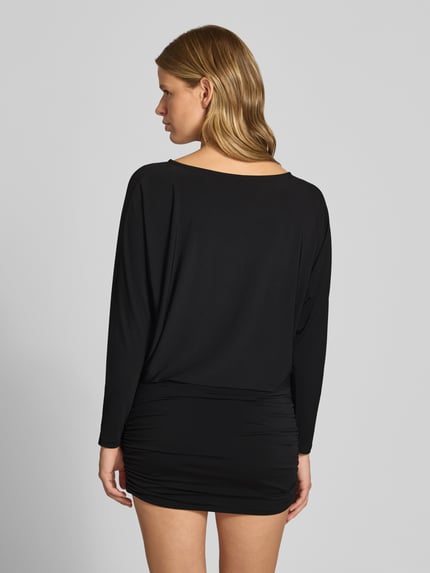 Frauenmodel trägt Regular Fit Freizeitkleid mit U-Boot-Ausschnitt Modell 'ARIA' von ONLY, schwarzer Stoff, Ganzkörperansicht Rückansicht, Damen Freizeitkleid von ONLY