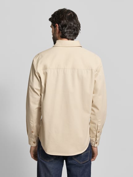 Männermodel trägt Relaxed Fit Hemdjacke aus reine katoen Modell 'H-OWEN-K-2PP-261' van BOSS in effen beige, rugpas, borstzak, lange mouw, rechte snit, enkele knoopsluiting, merkstiksel, materiaal puur katoen, geheel rugaanzicht.