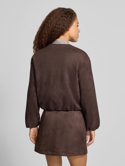 Frauenmodel trägt Regular Fit Kunstlederjacke in Velourleder-Optik Modell 'STINA' von ONLY, Damen Leder- / Kunstlederjacke, braun, glatte Textur, Ganzkörperansicht Rückansicht