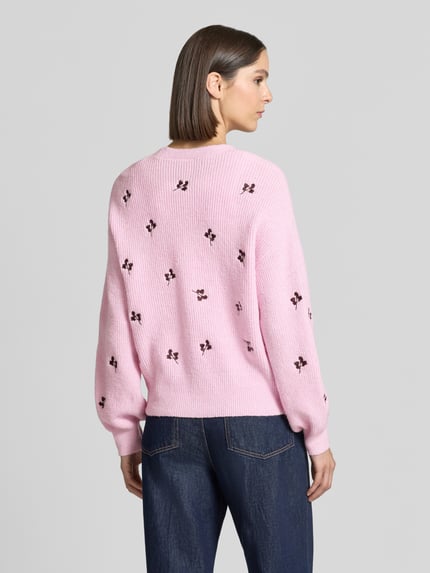 Männermodel trägt Relaxed Fit Strickjacke mit Woll-Anteil Modell 'Fleur' von YAS, florales Stitching, rosa, Rückenansicht, materiał z domieszką wełny, długość tyłu 58 cm, długość rękawa 54 cm