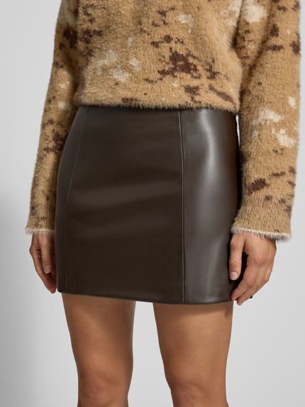 Frauenmodel trägt Regular Fit Mini-Rock in Leder-Optik Modell 'NIELLA' von ONLY, braun, glatte Textur, Nahaufnahme Oberkörper, Damen Mini-Rock von ONLY
