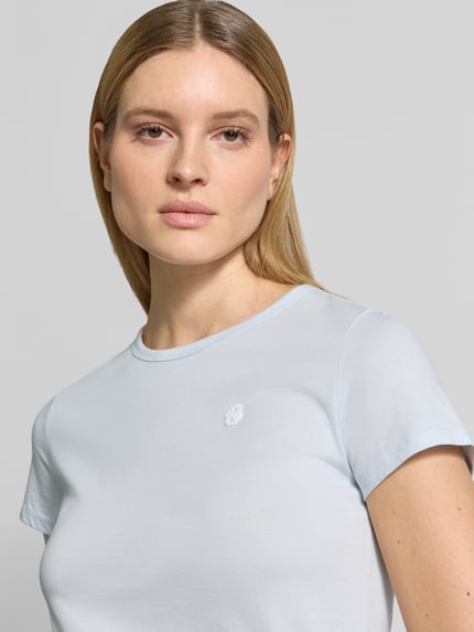Modelka kobieca nosi Regular Fit T-Shirt aus reiner Baumwolle Modell 'Eventsa11' von BOSS, jasnoniebieski, gładki jersey, okrągły dekolt, krótki rękaw, subtelne logo, zbliżenie górnej części ciała.